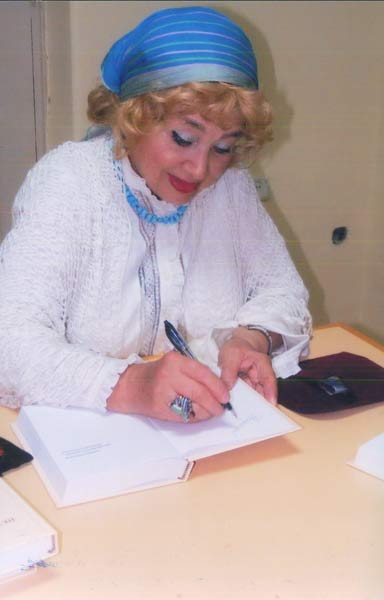Очередной автограф на встрече с читателями в Доме творчества в Яффо, август 2008 г.