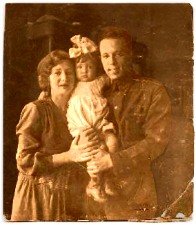 Таня с родителями. Москва, осень 1933 года